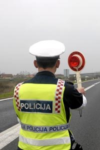 Slika PU_KZ/slike top vijesti/policajac_autocesta_uspravna.jpg